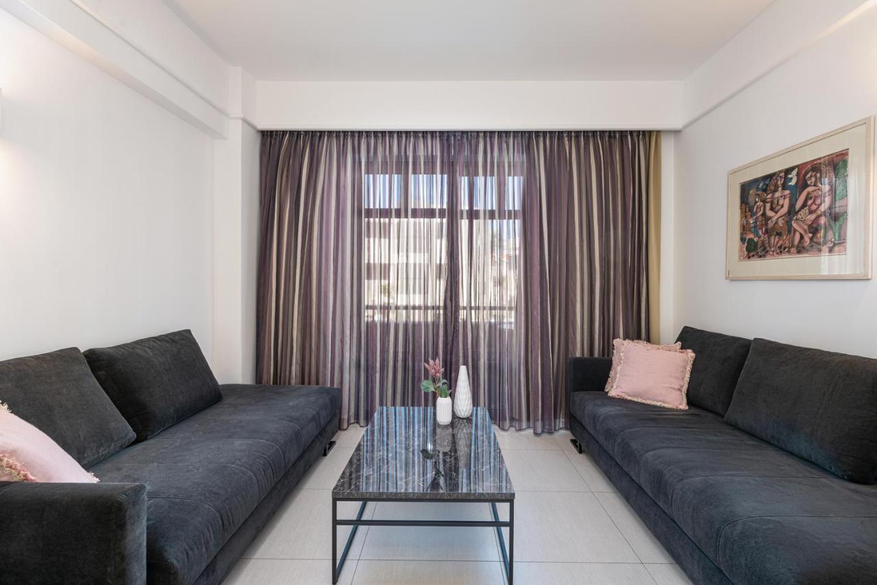 منتجع وسبا بورتو بلاتانياس بيتش Platanés المظهر الخارجي الصورة A living room with a curtain