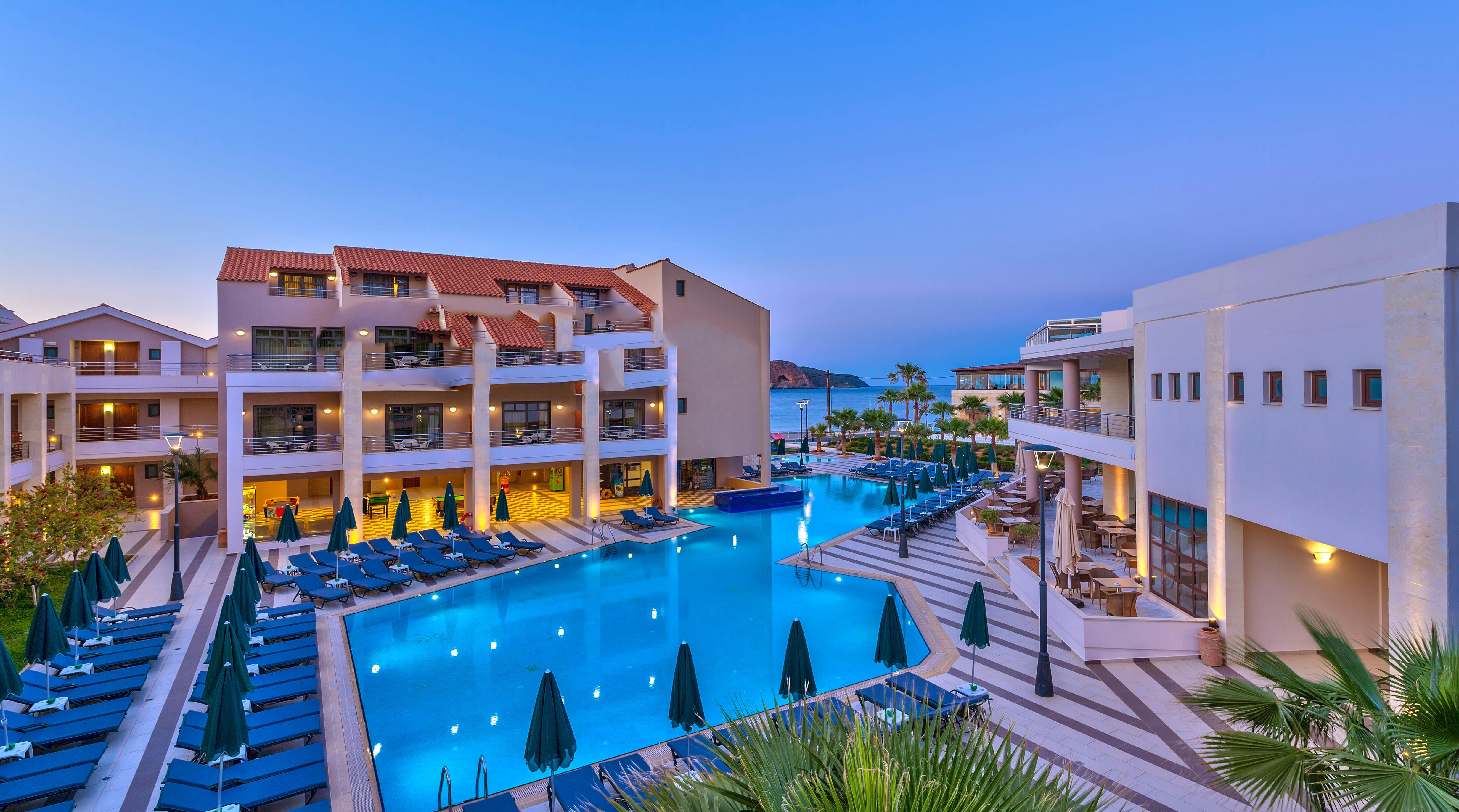 منتجع وسبا بورتو بلاتانياس بيتش Platanés المظهر الخارجي الصورة The resort at night