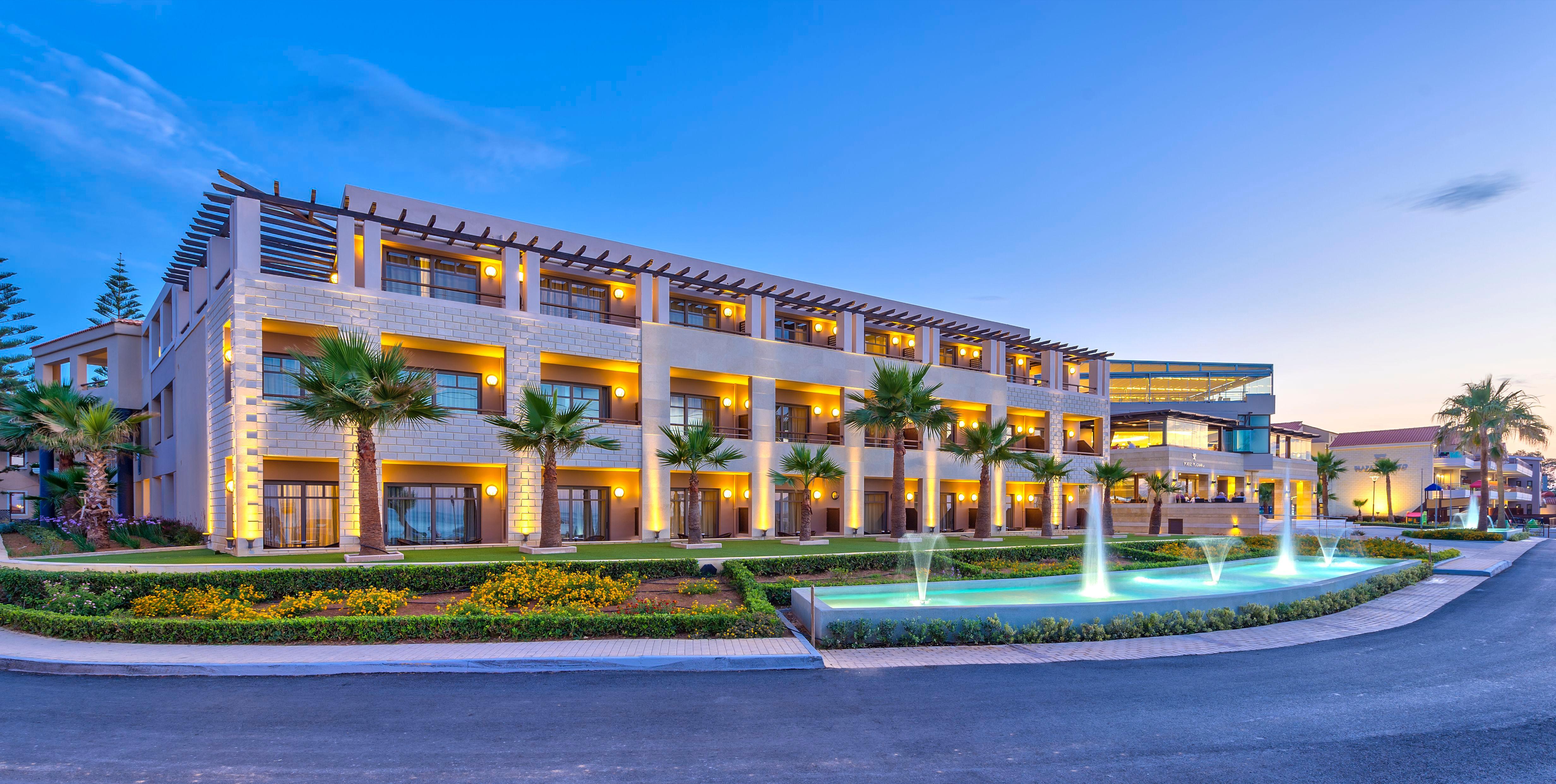 منتجع وسبا بورتو بلاتانياس بيتش Platanés المظهر الخارجي الصورة The resort at night