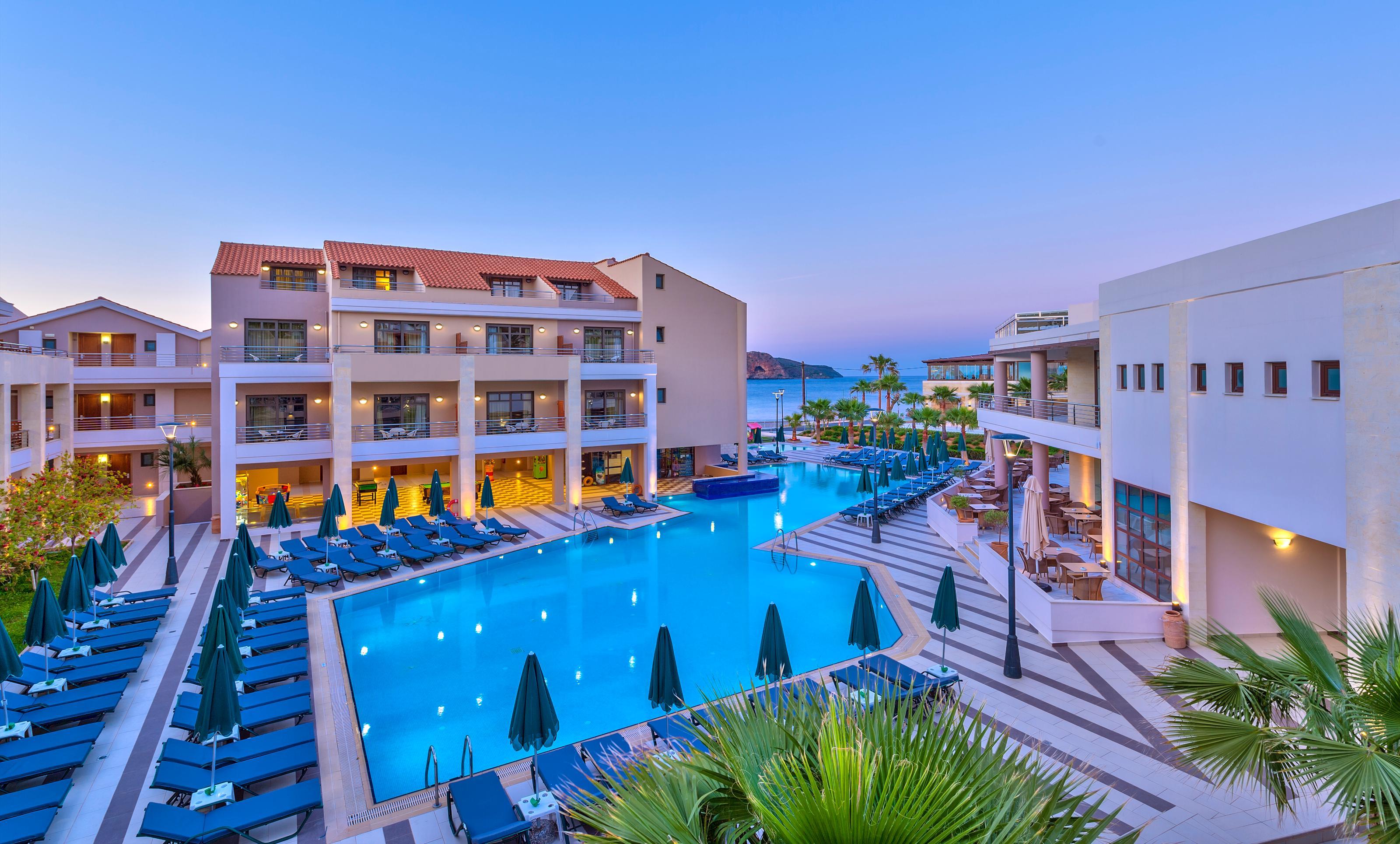 منتجع وسبا بورتو بلاتانياس بيتش Platanés المظهر الخارجي الصورة The resort at night